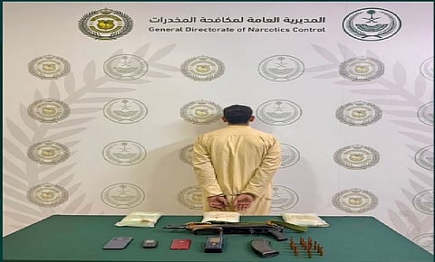 القبض على شخص بمنطقة عسير لترويجه 3.4 كيلوجرامات من الحشيش المخدر
