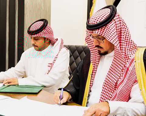 أمين الباحة يوقع عقد مشروع درء أخطار السيول وتصريف مياه الأمطار بقلوة