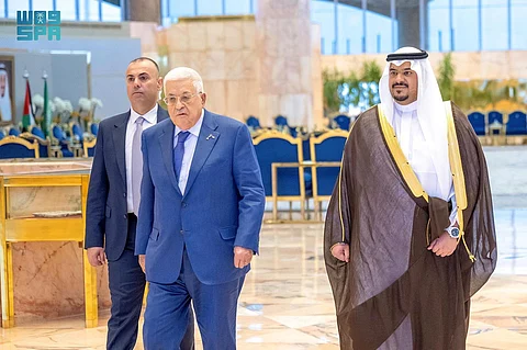 الرئيس الفلسطيني يغادر الرياض وفي مقدمة مودعيه نائب أمير المنطقة
