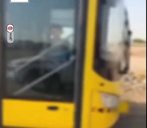 الطالب داخل الحافلة