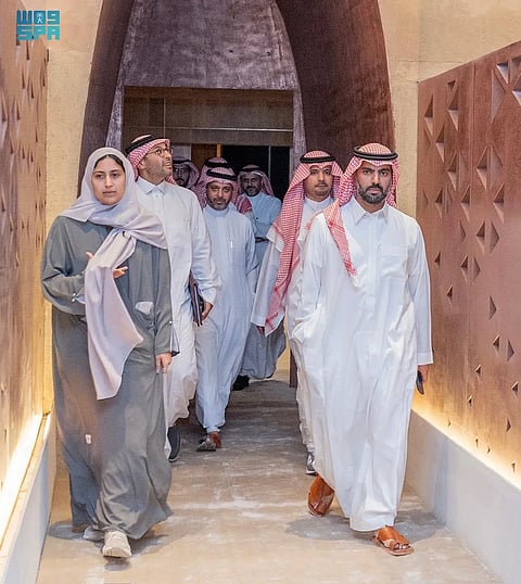وزير الثقافة يتفقد مركز الملك فهد في الرياض
