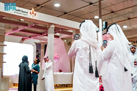 محمية الإمام تركي بن عبدالله الملكية تُدشن جناحها في معرض كتارا الدولي للصيد والصقور بقطر