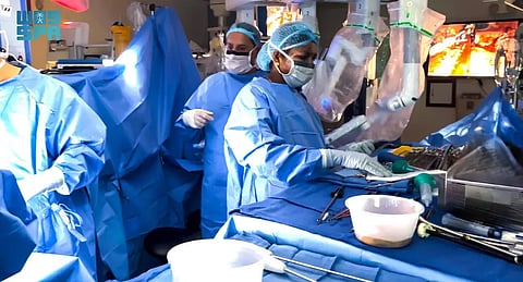 سابقة نوعية.. «التخصصي» يجري أول عملية زراعة قلب كاملة بالروبوت على مستوى العالم