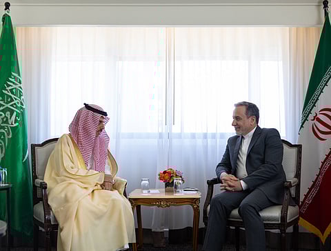 وزير الخارجية ونظيره الإيراني يبحثان العلاقات الثنائية وسبل تعزيزها بمختلف المجالات
