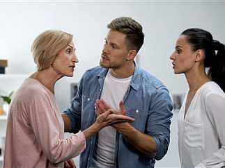 معالجة أسرية تنصح الآباء والأمهات بعدم التدخل في حياة أبنائهم بعد الزواج