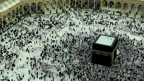الطواف حول الكعبة