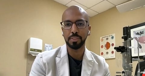 استشاري طب وجراحة العيون في مدينة الملك فهد الطبية د. عبد العزيز الشمراني