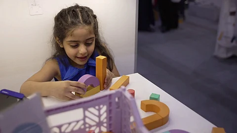 بفكرة مبتكرة وجاذبة.. صانعة ألعاب تنجح في تعليم أبنائها والأطفال اللغة العربية (فيديو)