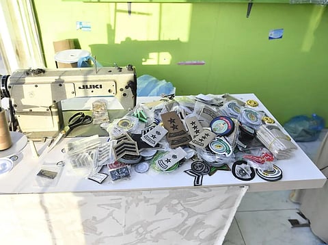 اللجنة الأمنية بإمارة الرياض تصادر أكثر من 2000 رتبة وشعارات عسكرية مخالفة وتغلق 4 محال