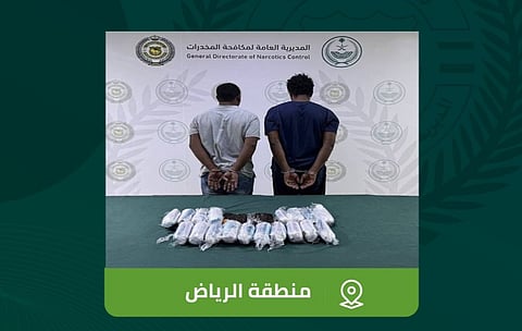 القبض على مخالف ومقيم بمنطقة الرياض لترويجهما 21 كيلوجرامًا من مادة الحشيش المخدر