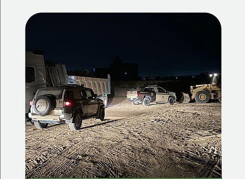 ضبط مخالفين لنظام البيئة لاستغلالهما الرواسب في منطقة مكة المكرمة