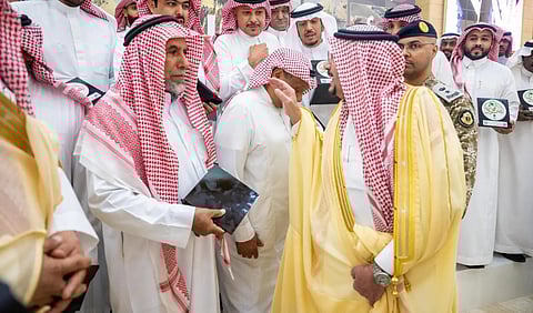 أمير منطقة القصيم يكرّم المسوقين في موسم تمور عنيزة ضمن مبادرة «أصوات الفجر»