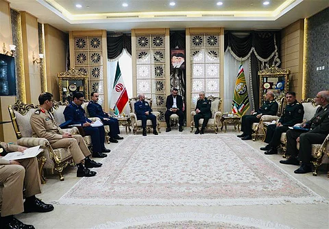 بتوجيه القيادة.. رئيس هيئة الأركان يزور إيران ويلتقي نظيره الإيراني