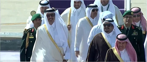 أمير قطر يصل إلى الرياض للمشاركة في القمة العربية الإسلامية