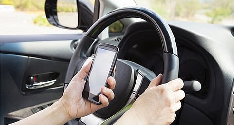 «المرور»: استخدام الهاتف المحمول أثناء القيادة يتصدّر مسببات الحوادث المرورية في عسير