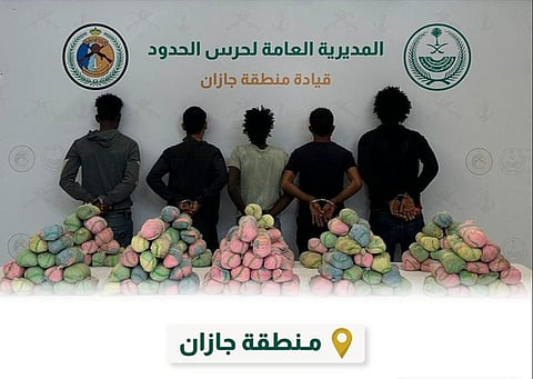 ضبط 5 مخالفين لنظام أمن الحدود لتهريبهم 200 كيلوجرام من القات في جازان