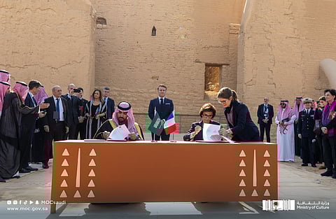 خلال التوقيع