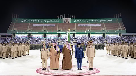 وزير الدفاع يشهد حفل تخريج طلبة دورات تأهيل الضباط الجامعيين لأفرع القوات المسلحة