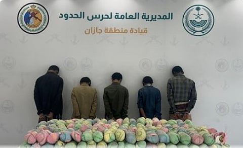 حرس الحدود بجازان يقبض على 5 مخالفين لتهريبهم 90 كيلوجرامًا من القات المخدر