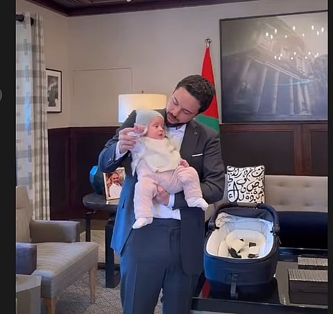 ولي عهد الأردن يظهر برفقة ابنته الأميرة إيمان في مكتبه