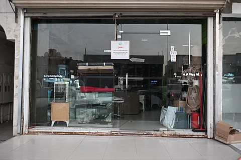 غلق 4 محال بالرياض لمخالفة نظام بيع وخياطة الملابس العسكرية ومصادرة عدد من الرتب والشعارات