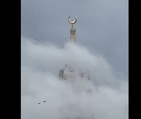 شاهد.. السحاب يعانق ساعة مكة