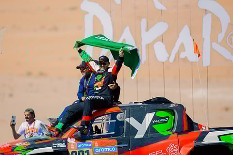 دموع الفرح تزين التأهل التاريخي ليزيد الراجحي بعد فوزه برالي داكار