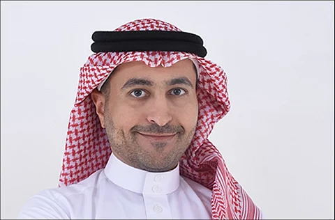 استشاري جراحة تجميل يحذر من معايير الجمال التي تفرضها وسائل التواصل