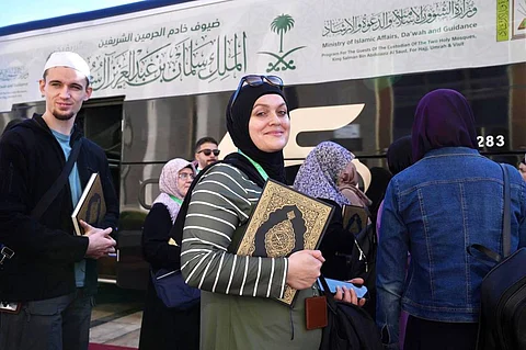 ضيوف «برنامج خادم الحرمين الشريفين للعمرة والزيارة» يزورون مجمع طباعة المصحف بالمدينة المنورة