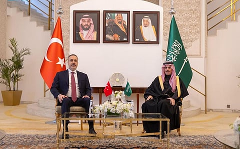 وزير الخارجية يستعرض مع نظيره التركي أبرز المستجدات على الساحتين الإقليمية والدولية