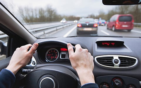 «المرور» توضح قيمة مخالفة عدم ترك مسافة آمنة بين المركبات أثناء القيادة