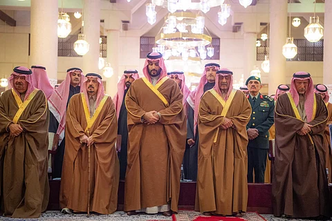 ولي العهد يؤدي صلاة الميت على الأمير محمد بن فهد بن عبدالعزيز