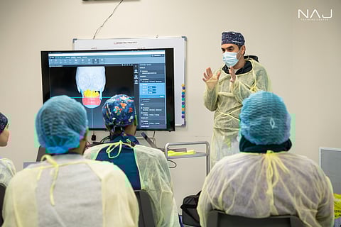 ناصر العسيري يختتم دورة الجراحات التصحيحية للوجه والفكين 2025 بنجاح كبير
