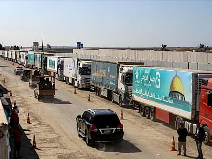 إدخال 279 شاحنة مساعدات إنسانية إلى قطاع غزة