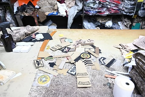 مصادرة رتب وشعارات عسكرية بالرياض