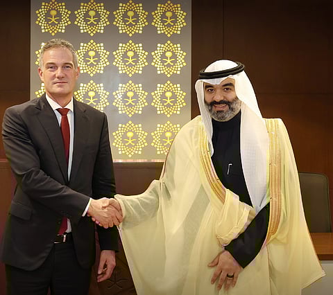 وزير الاتصالات يبحث مع وزير العلوم والابتكار البريطاني توسيع الشراكة في الذكاء الاصطناعي