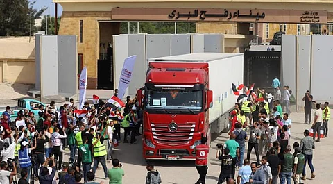 معبر رفح البري يستقبل 39 مصابًا فلسطينيًا وإدخال 174 شاحنة مساعدات إنسانية