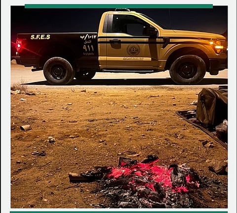 ضبط مخالفًا لنظام البيئة لإشعاله النار في أراضي الغطاء النباتي بمحمية طويق الطبيعية