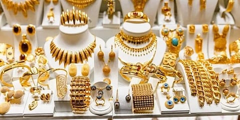 سعر الذهب في السعودية اليوم الخميس 6-9-1446 بعد تراجعه عالميا