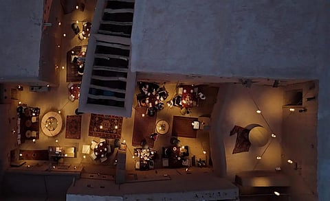 الإفطار الرمضاني في البلدة القديمة بالعُلا.. تجربة تنبض بعبق التاريخ والتراث الأصيل