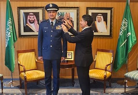 سفير المملكة في اليابان يقلّد الملحق العسكري هشام الهشام رتبته الجديدة