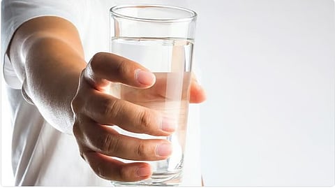 أخصائي تغذية يوضح الكمية المناسبة يوميًا لشرب الماء