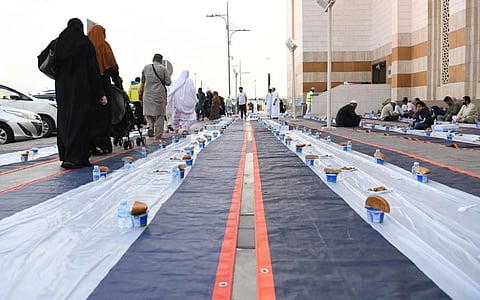 موائد الإفطار في مسجد «سيد الشهداء» بالمدينة المنورة تجسّد التكافل المجتمعي لخدمة الصائمين وضيوف الرحمن