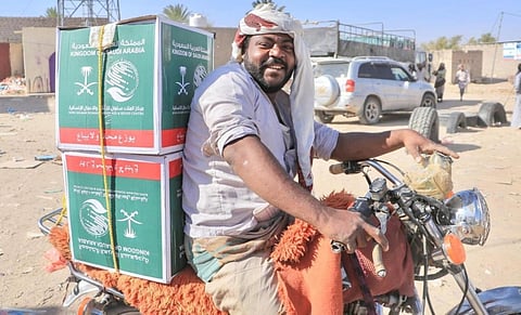 «سلمان للإغاثة» يوزّع آلاف السلال الغذائية والتمر في محافظتي مأرب وحضرموت