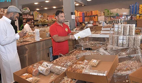 استعدادًا للعيد.. إقبال متزايد على الحلويات والمكسرات في أسواق المنطقة الشرقية