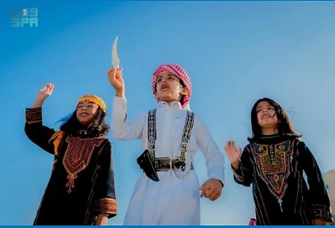 "العرضة" تتألق في صدارة الفنون الشعبية لأهالي الباحة احتفالًا بعيد الفطر
