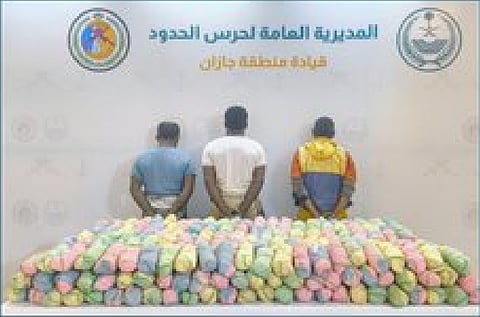 حرس الحدود بجازان يقبض على 3 مخالفين لتهريبهم 171 كلجم من القات