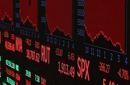 الأسواق العالمية تتجه لتسجيل أسوأ أداء أسبوعي منذ مارس 2020.. والصين تلوذ بالذهب