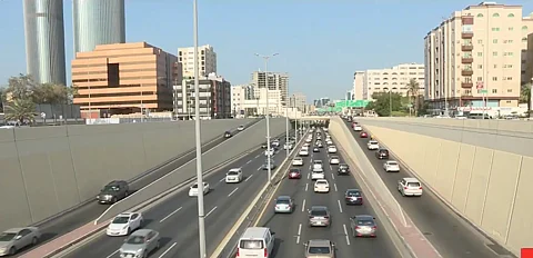 انسيابية حركة المركبات على طريق الملك عبد الله في جدة