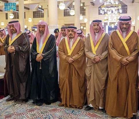 أمير الرياض يؤدي صلاة الميت على صاحب السمو الأمير عبدالله بن مساعد آل عبدالرحمن آل سعود